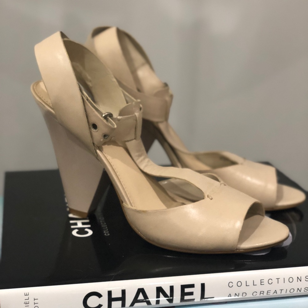 Nine West nude leather sandal